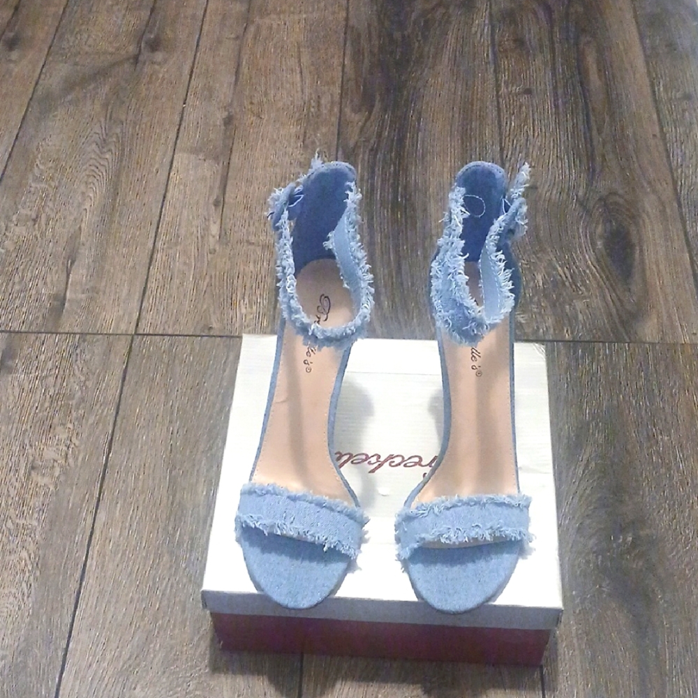 Breckelle's Women's Blue Frayed Denim Heels